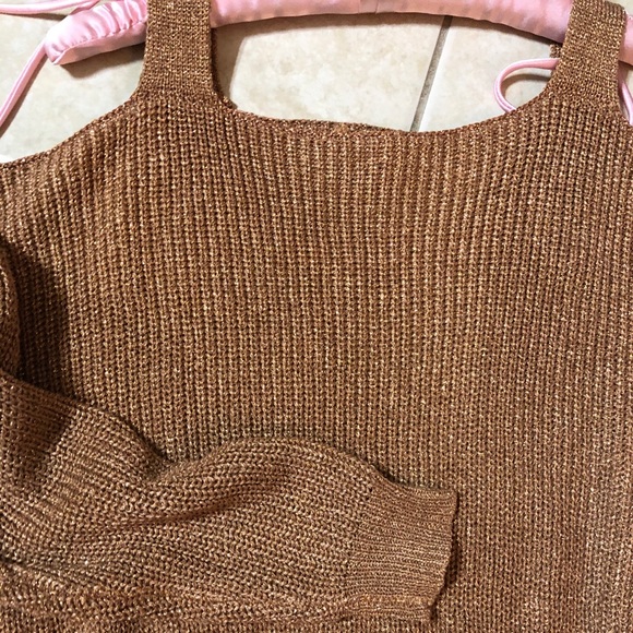 Beautiful gold cold shoulder sweater - Picture 2 of 2